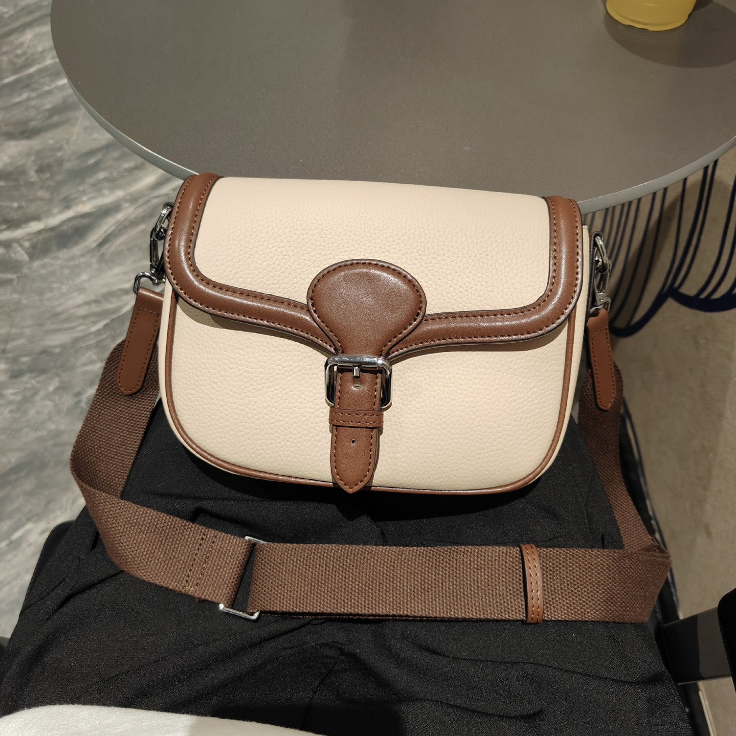 高品質な牛革クロスボディバッグ|精巧で可愛らしいサドルバッグ