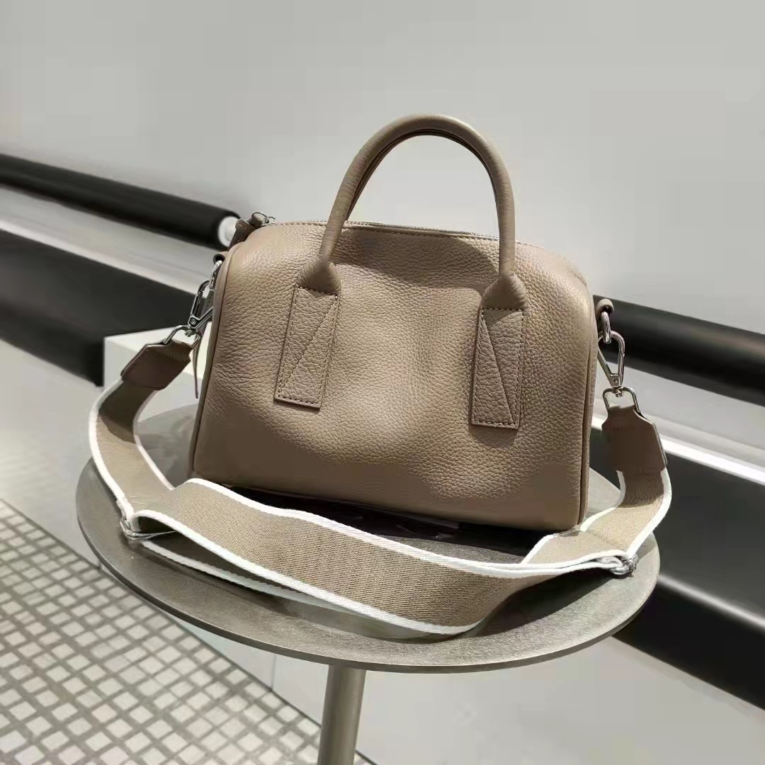 厳選された牛革ボストンバッグ