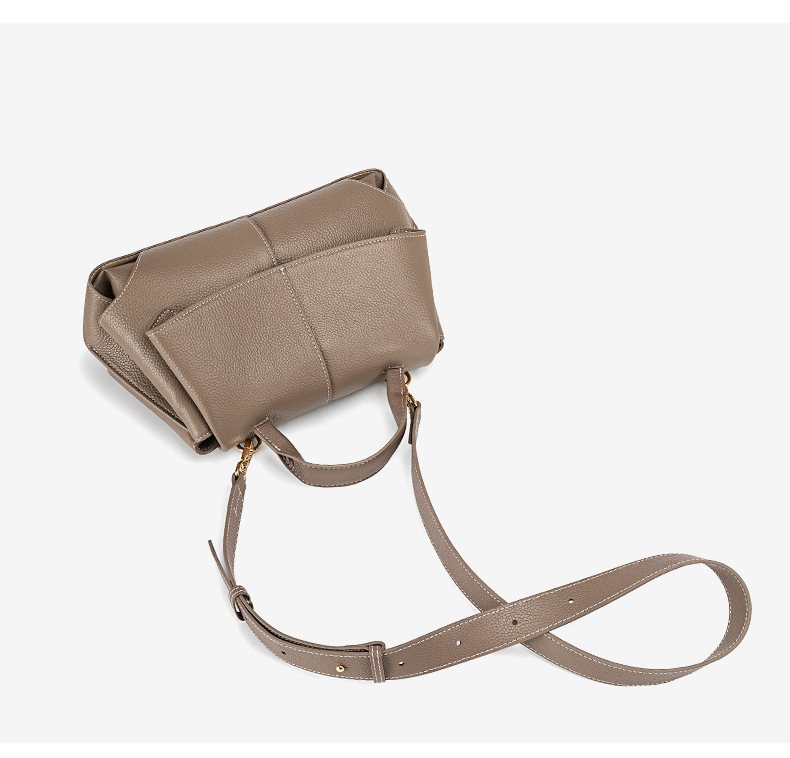 上質レザーの斜め掛けバッグ