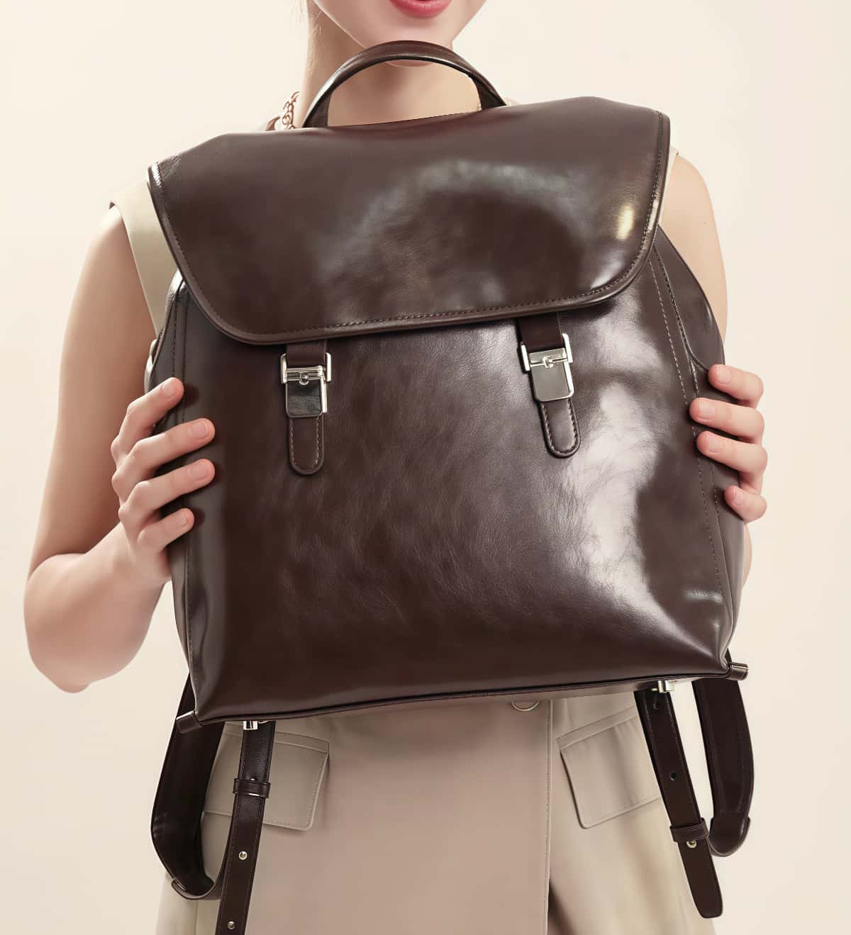 英国調の雰囲気の本革リュック|レトロモダンなスクエアリュック