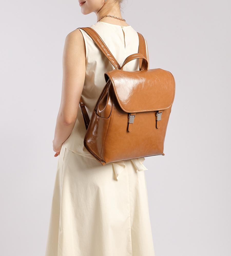 英国調の雰囲気の本革リュック|レトロモダンなスクエアリュック