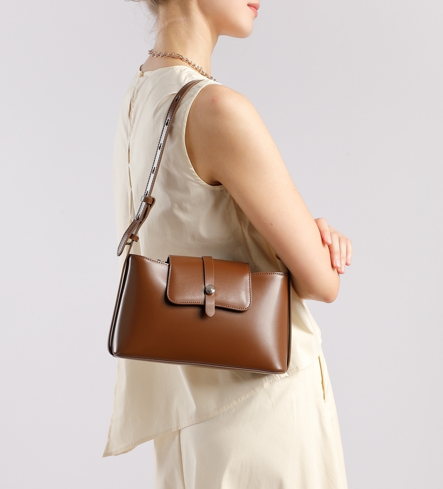 光沢感の肩掛けバッグ|牛革ショルダーバッグ