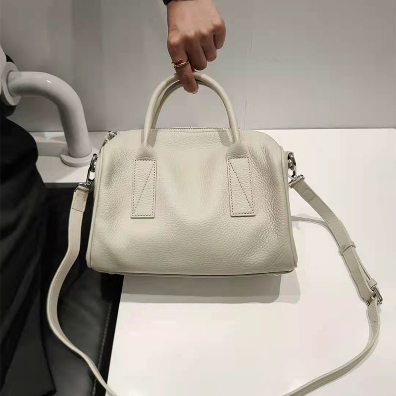 厳選された牛革ボストンバッグ