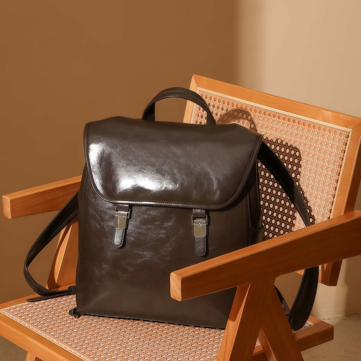 英国調の雰囲気の本革リュック|レトロモダンなスクエアリュック