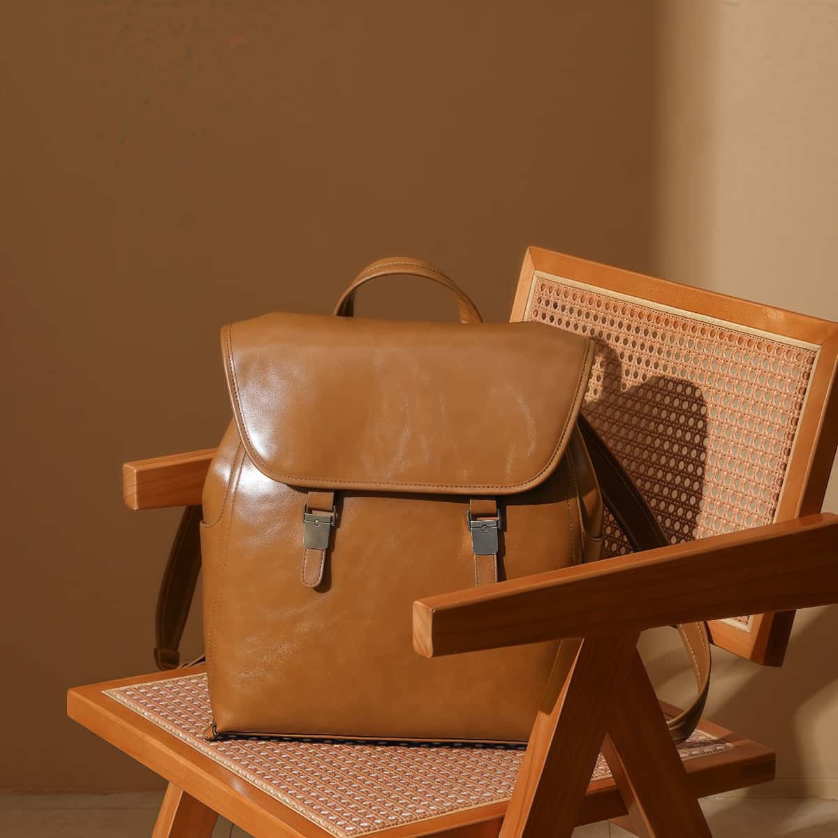 英国調の雰囲気の本革リュック|レトロモダンなスクエアリュック