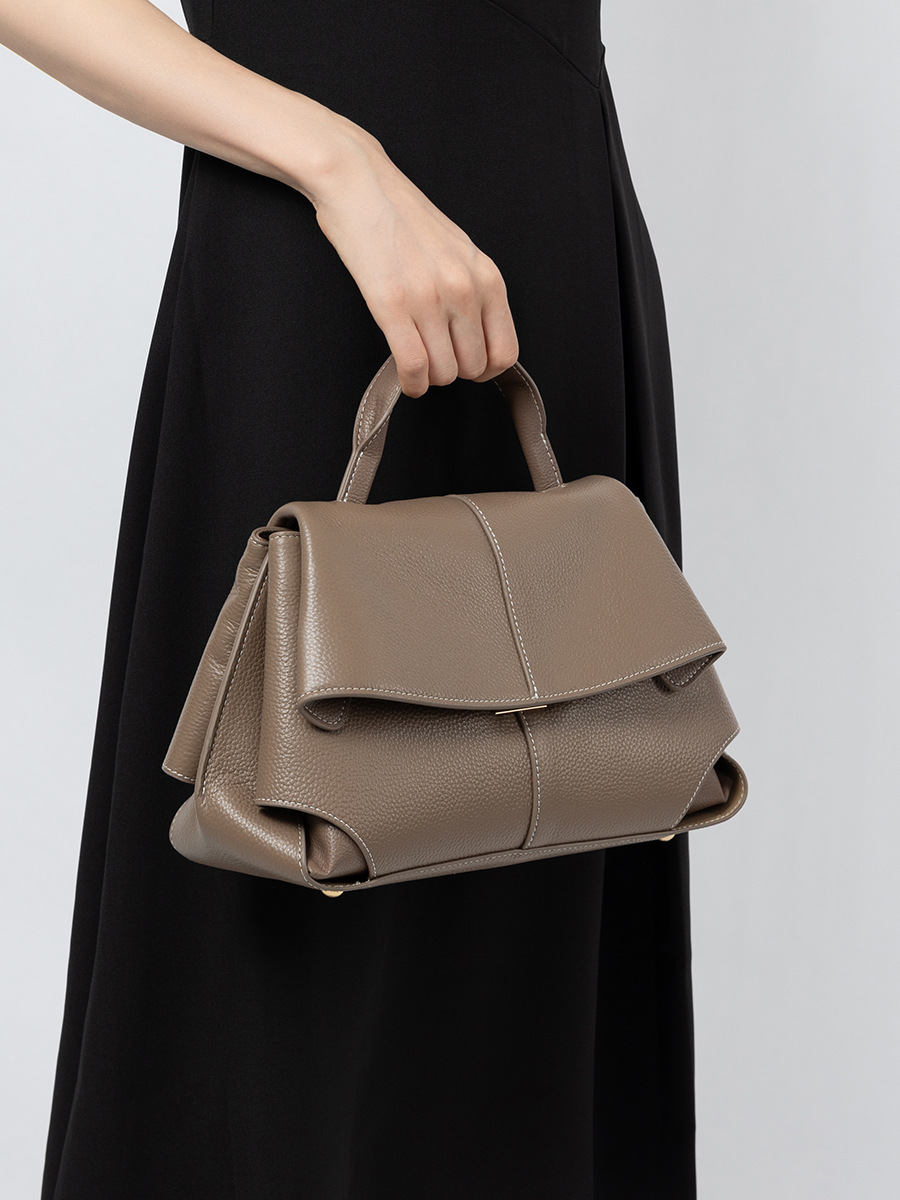 上質レザーの斜め掛けバッグ