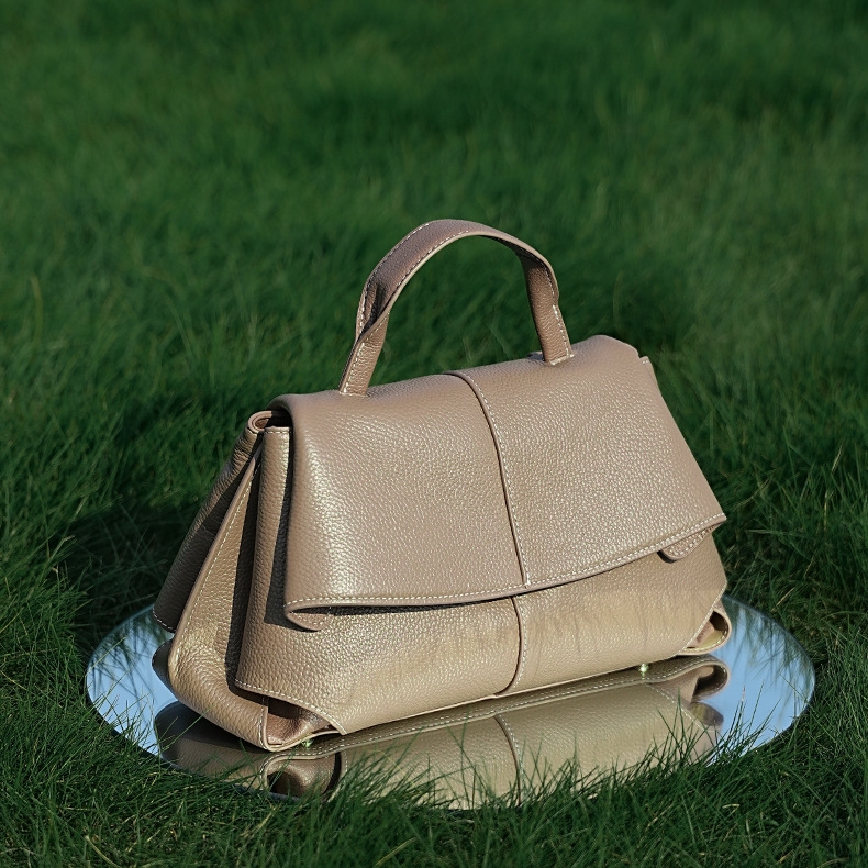 上質レザーの斜め掛けバッグ