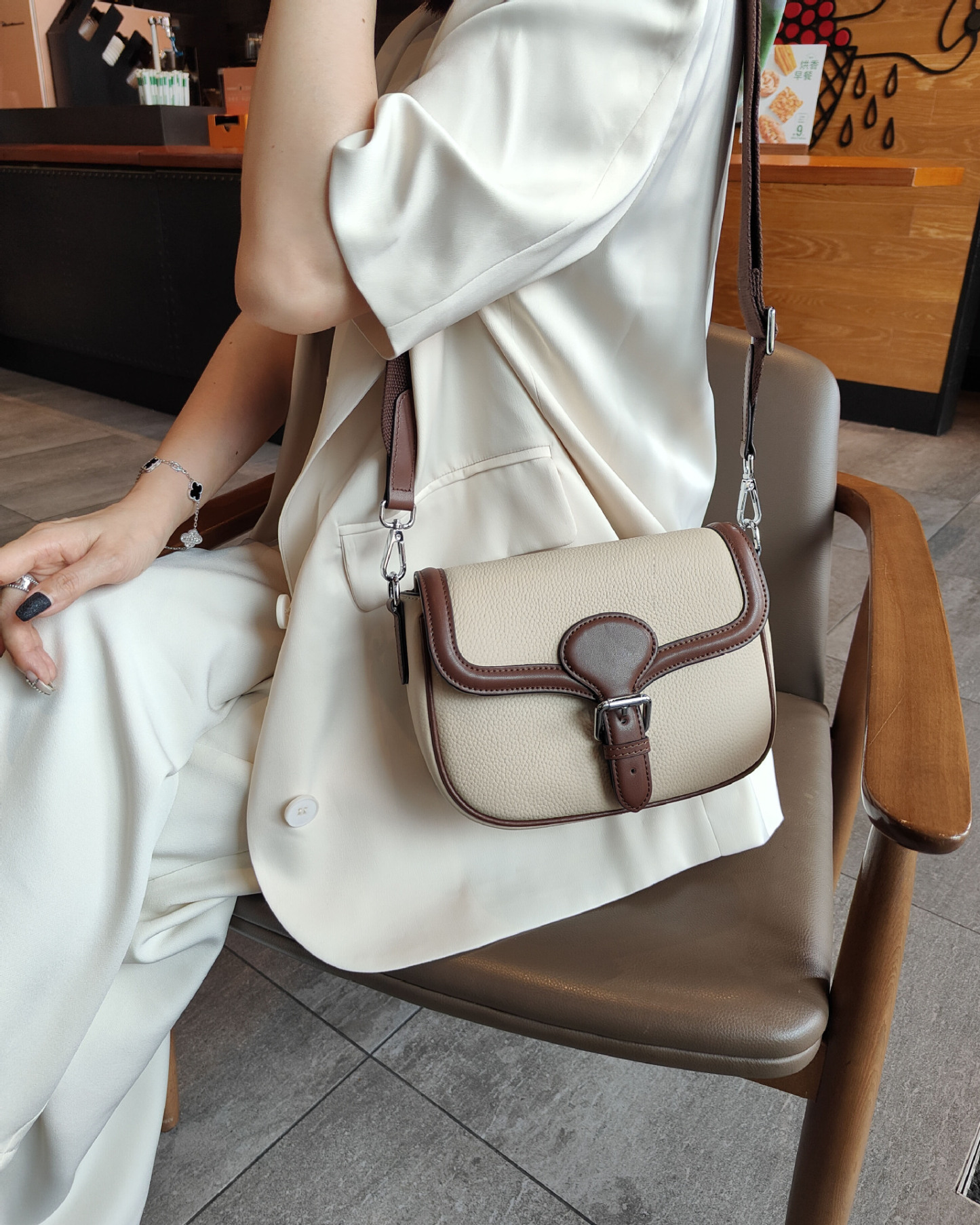 高品質な牛革クロスボディバッグ|精巧で可愛らしいサドルバッグ