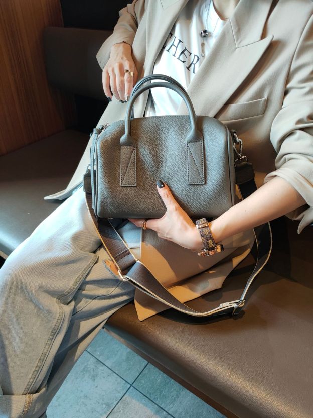 厳選された牛革ボストンバッグ