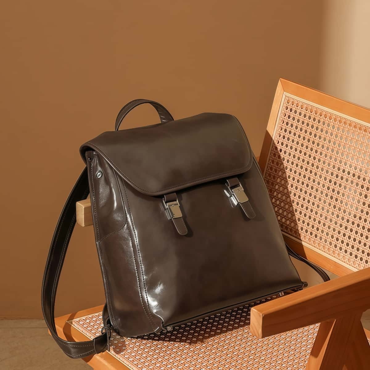 英国調の雰囲気の本革リュック|レトロモダンなスクエアリュック