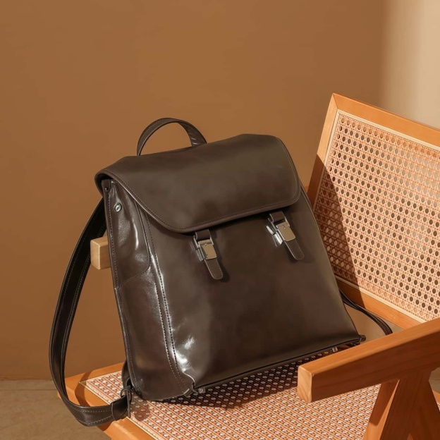 英国調の雰囲気の本革リュック|レトロモダンなスクエアリュック