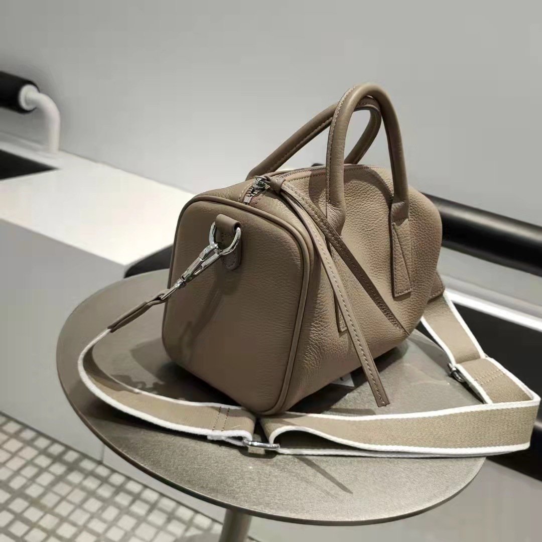 厳選された牛革ボストンバッグ