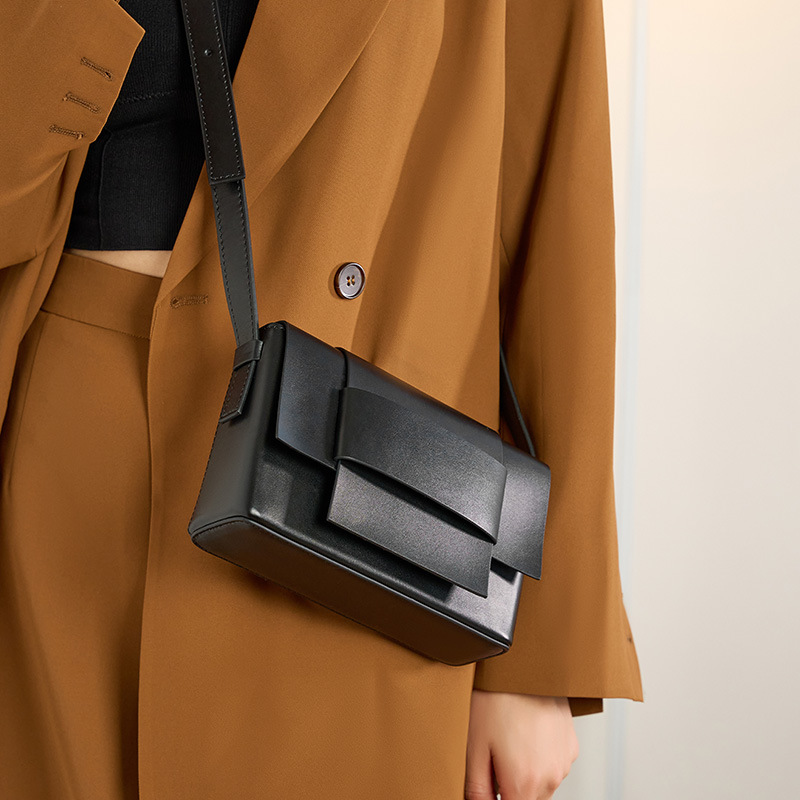 フラップ式 ミニショルダーバッグ |本革斜めがけバッグ