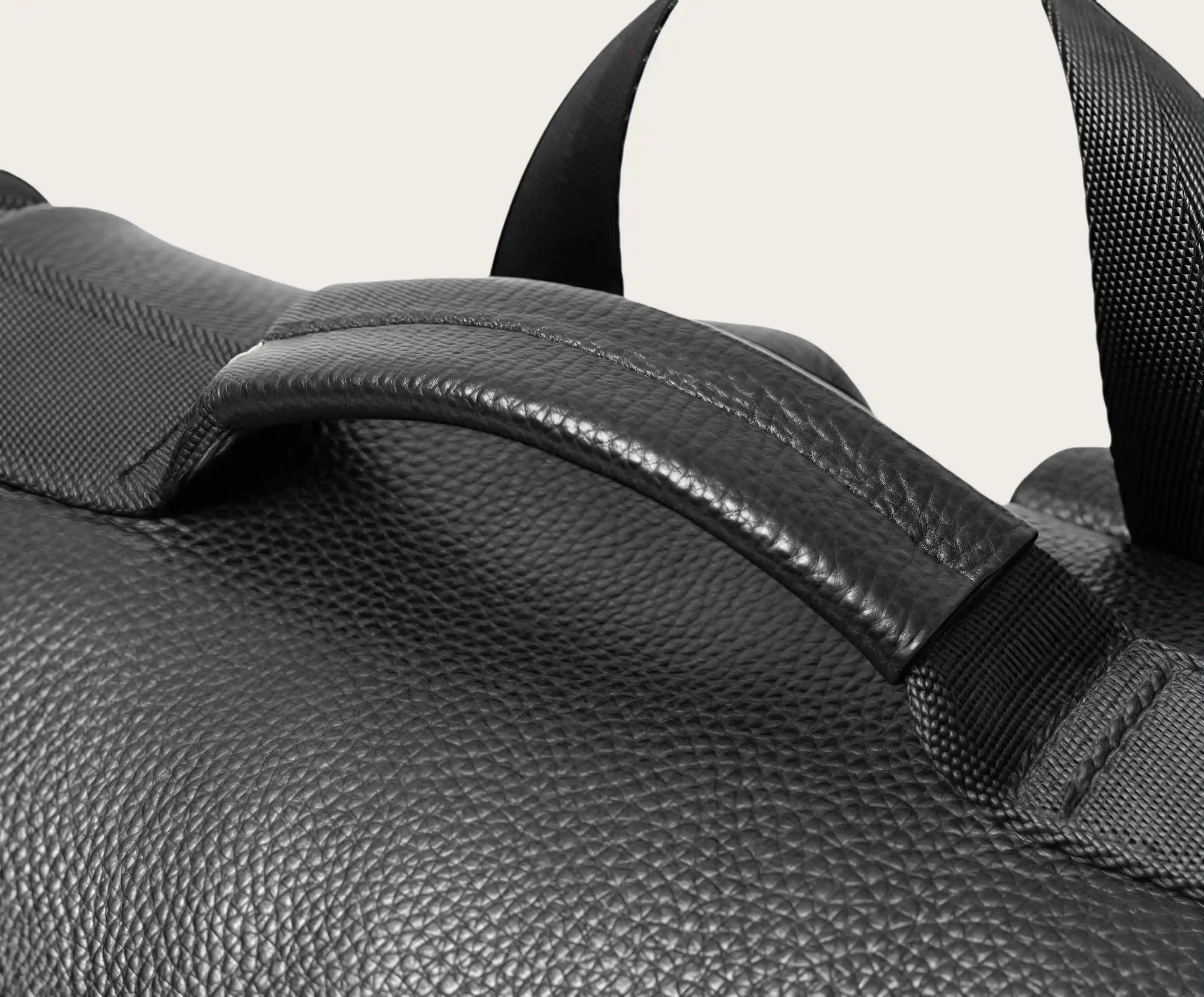 【ヴィンテージ風 】牛革バックパック 15.6 インチ PC 収納可｜大容量設計・通勤・旅行対応|