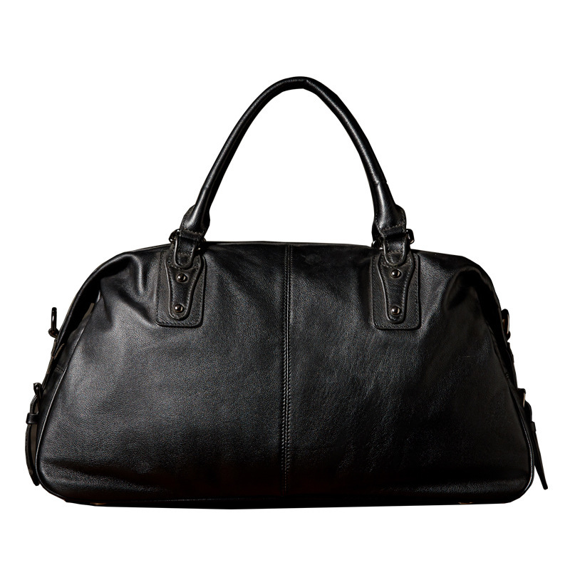 上品な牛革素材のジムバッグ