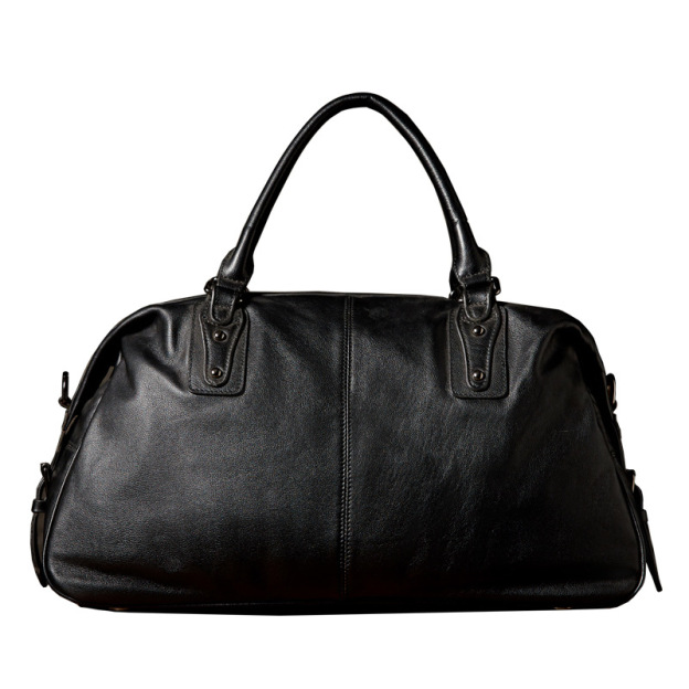上品な牛革素材のジムバッグ