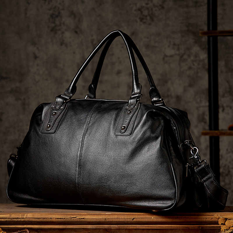 上品な牛革素材のジムバッグ