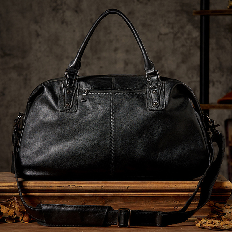 上品な牛革素材のジムバッグ