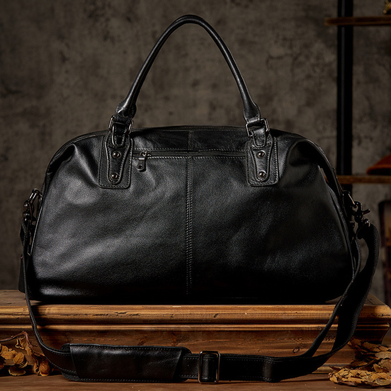 上品な牛革素材のジムバッグ