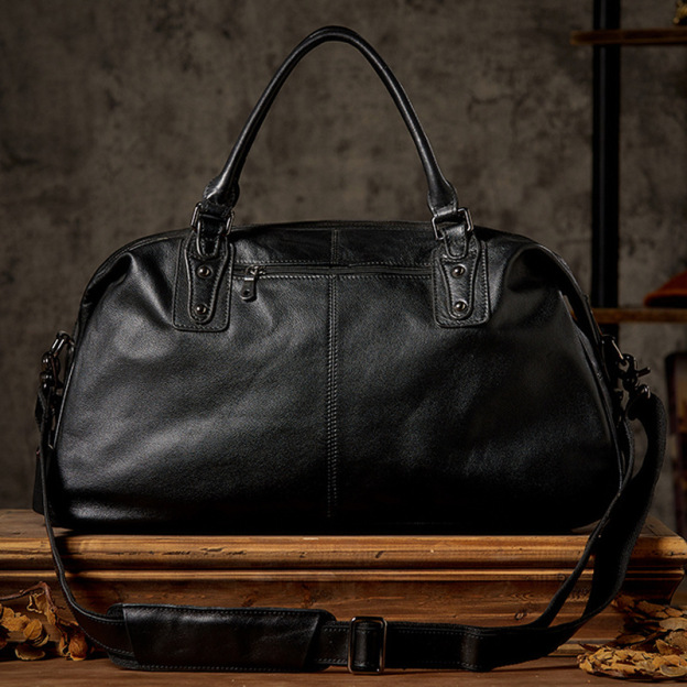 上品な牛革素材のジムバッグ