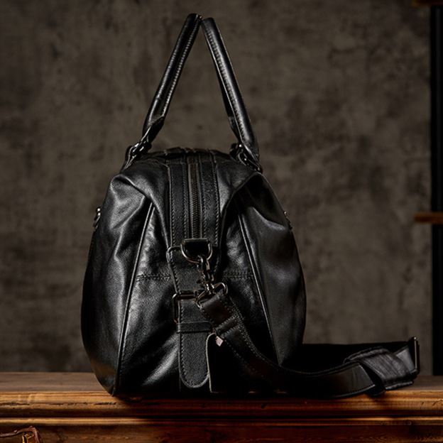 上品な牛革素材のジムバッグ