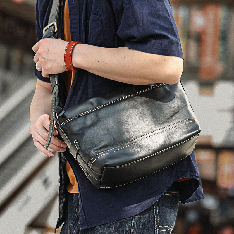 阿美咔叽复古男士包包日系真皮单肩斜挎包软牛皮通勤休闲邮差背包XK3018225HD