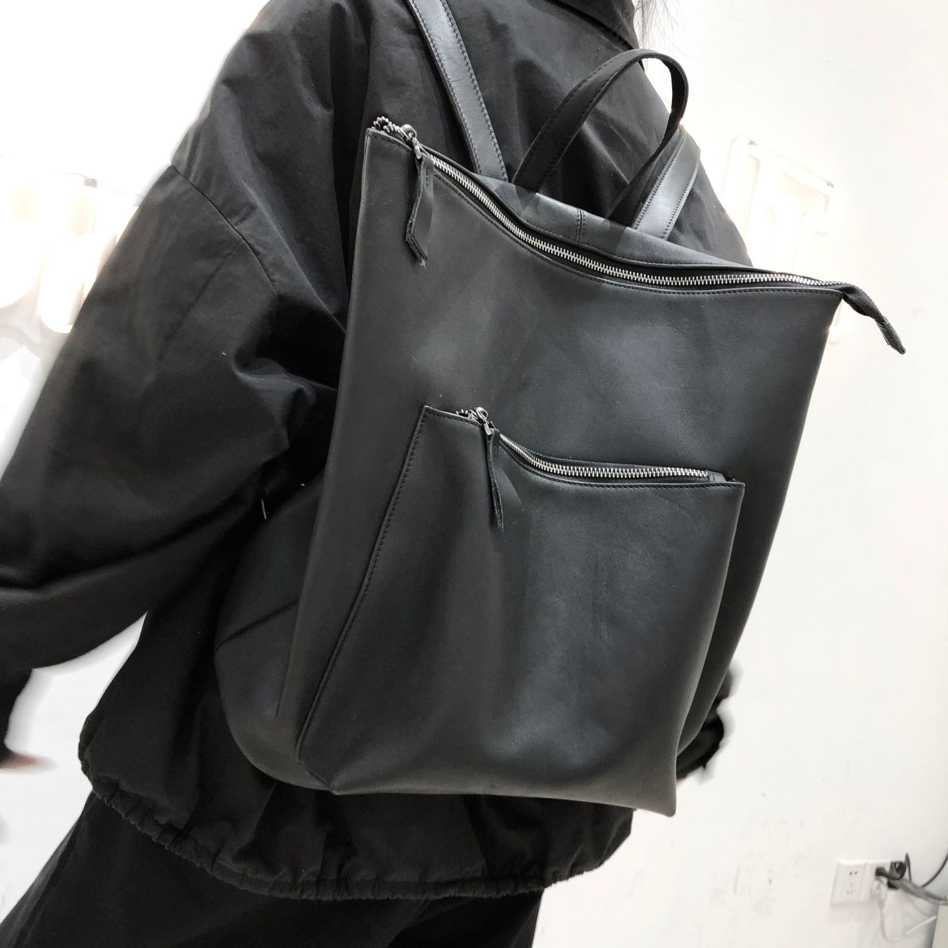 「ミニマリズム スタイル ！」•黒•ユニセックス•天然牛革リュックサック