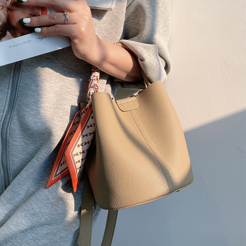 上品なデザイン！•4色•上質な厚手な天然軟めな牛革ハンドバッグ•牛革ショルダーバッグ