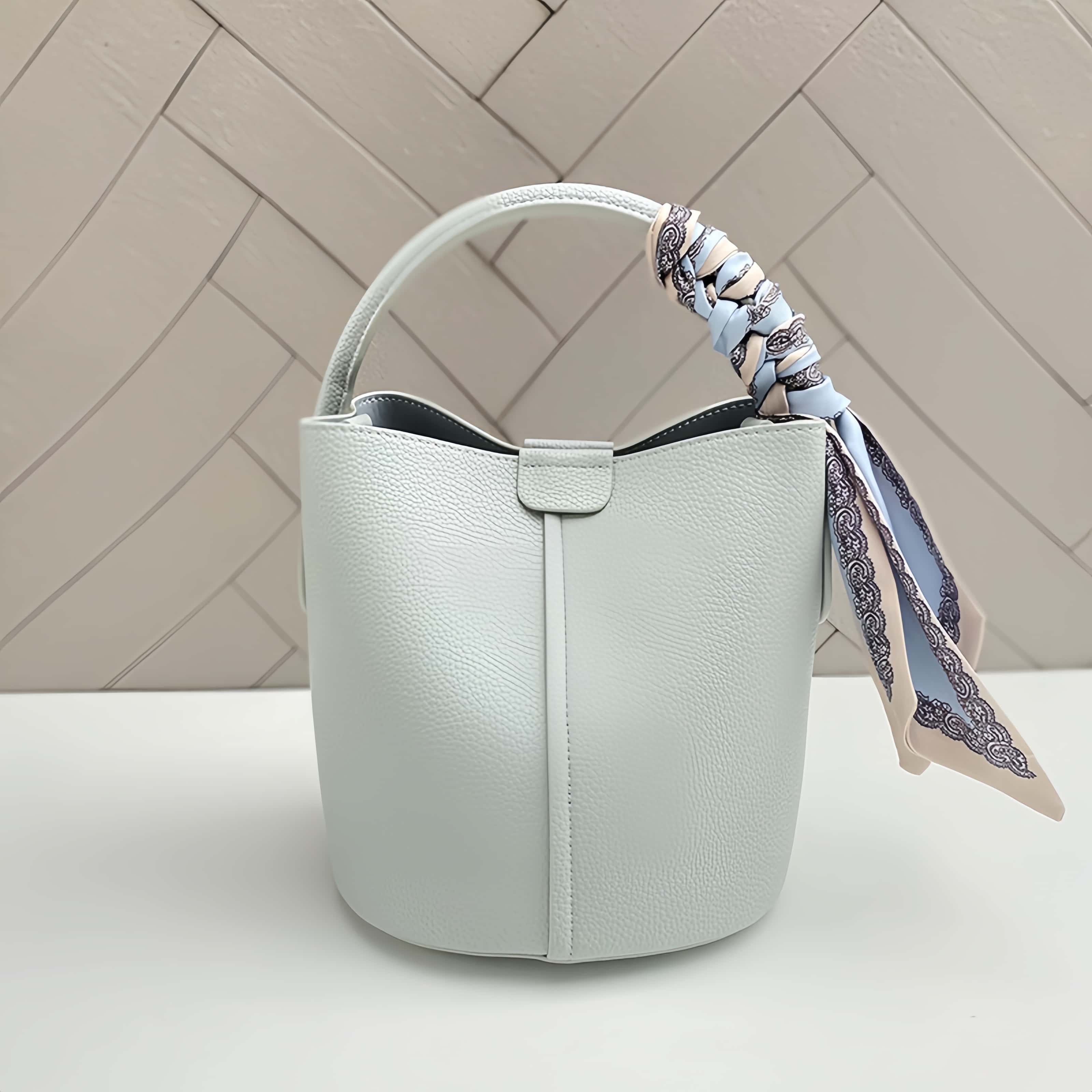 上品なデザイン！•4色•上質な厚手な天然軟めな牛革ハンドバッグ•牛革ショルダーバッグ