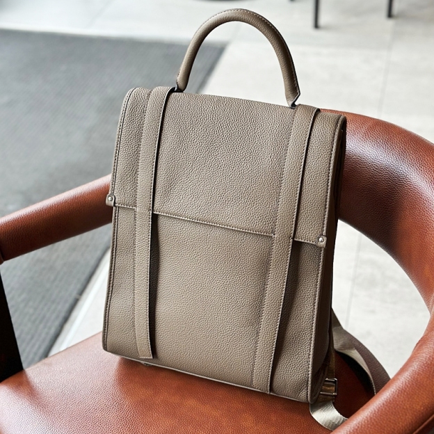 新発売 ！•3色•ユニセックス•天然牛革リュックサック