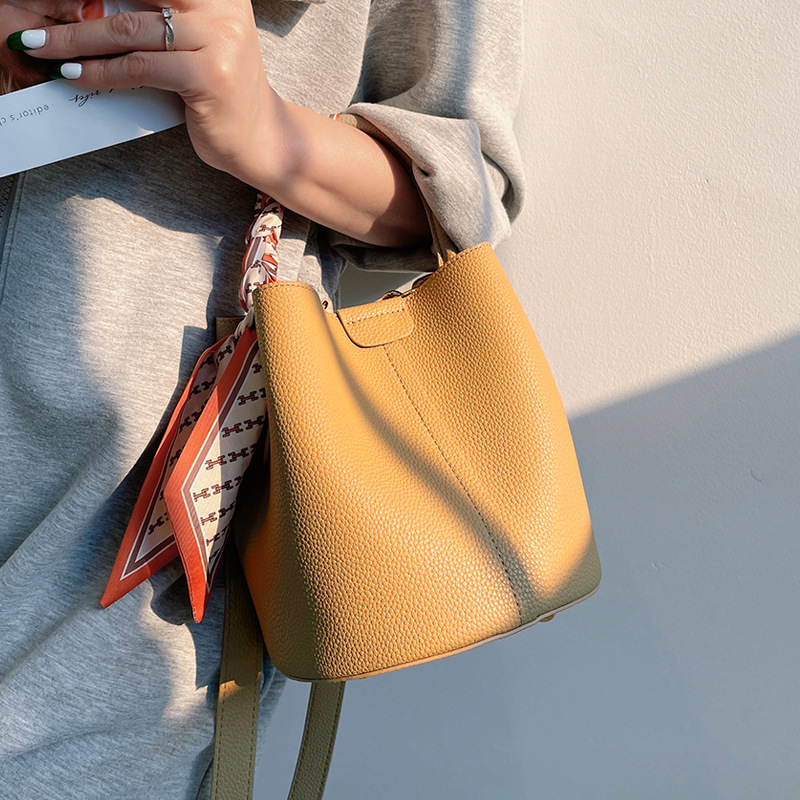 上品なデザイン！•4色•上質な厚手な天然軟めな牛革ハンドバッグ•牛革ショルダーバッグ