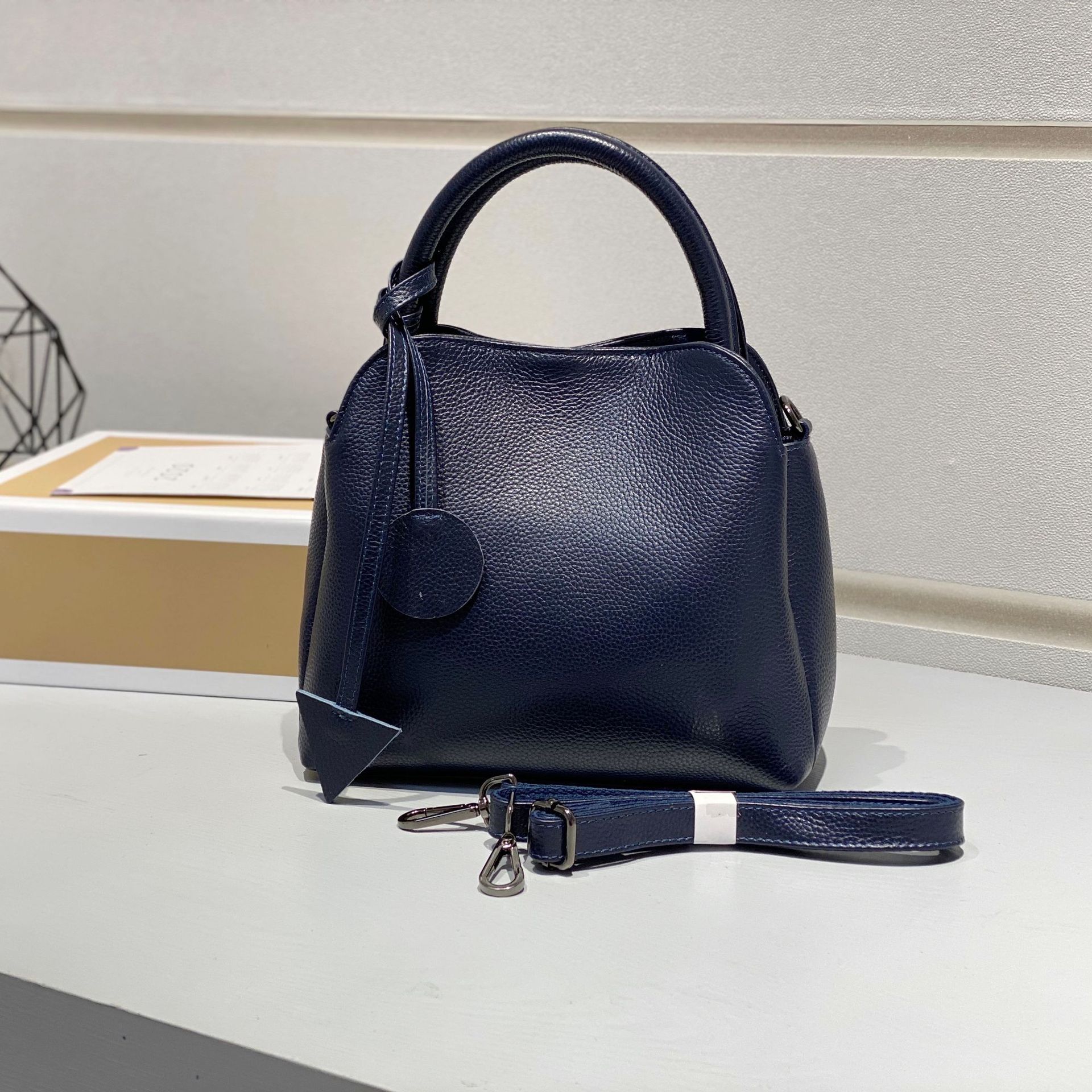 レトロ•厚みのある柔らかい天然牛革ショルダーバッグ•牛革ハンドバッグ