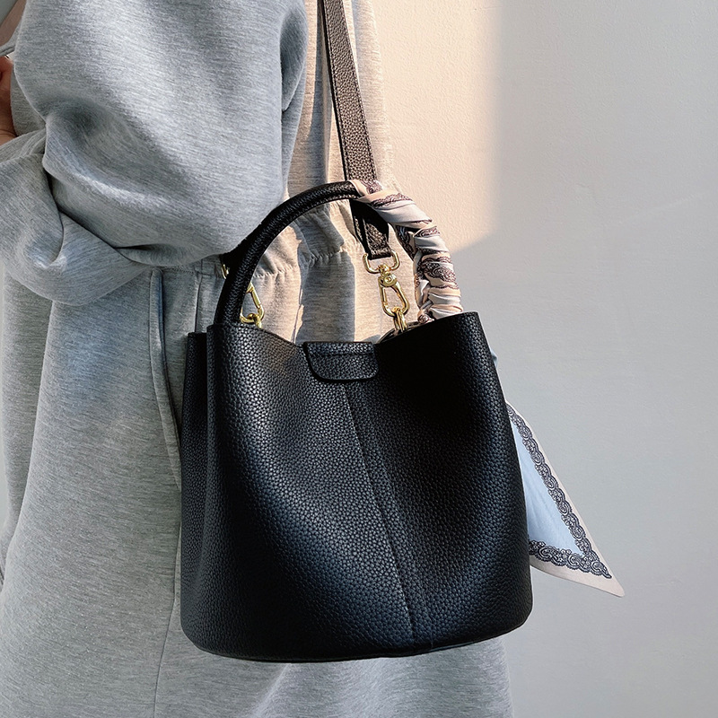 上品なデザイン！•4色•上質な厚手な天然軟めな牛革ハンドバッグ•牛革ショルダーバッグ