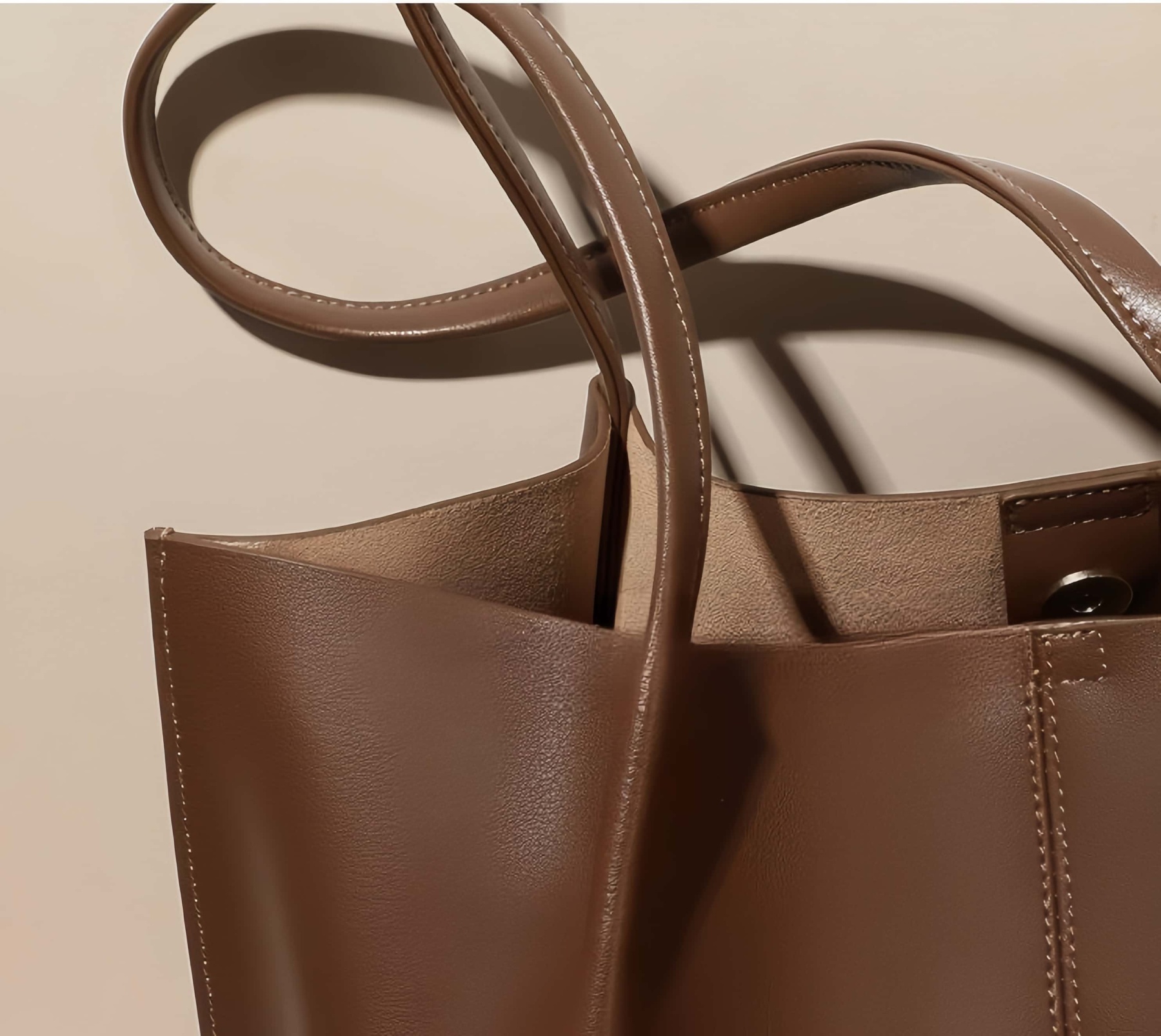 エレガントな牛革製トートバッグ ！通勤や旅行に最適の大容量仕様