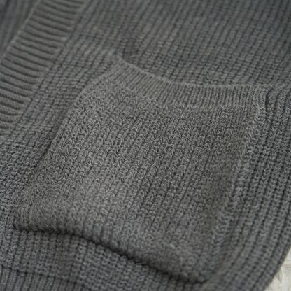 クマ耳セーターとスキニーフレアジーンズのマッチングコーデ - image 6