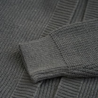 クマ耳セーターとスキニーフレアジーンズのマッチングコーデ - image 5