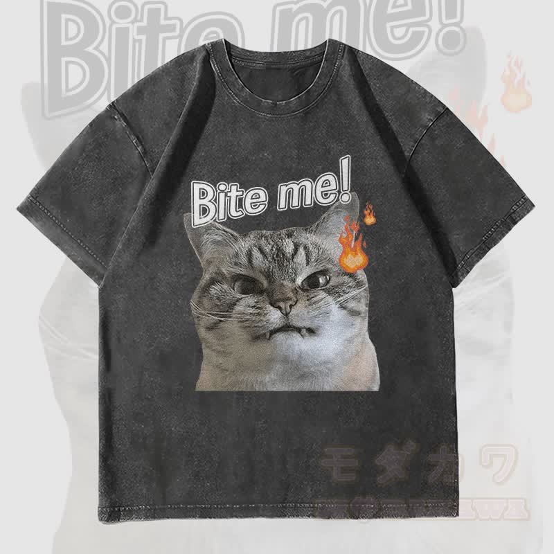 MODAKAWA BITE ME 怒った猫グラフィック ユニセックス ヴィンテージ ウォッシュTシャツ - 黒 - 4XL - image 4