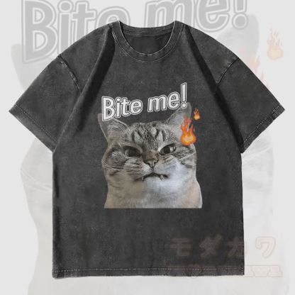 MODAKAWA BITE ME 怒った猫グラフィック ユニセックス ヴィンテージ ウォッシュTシャツ - 黒 - 4XL - image 4