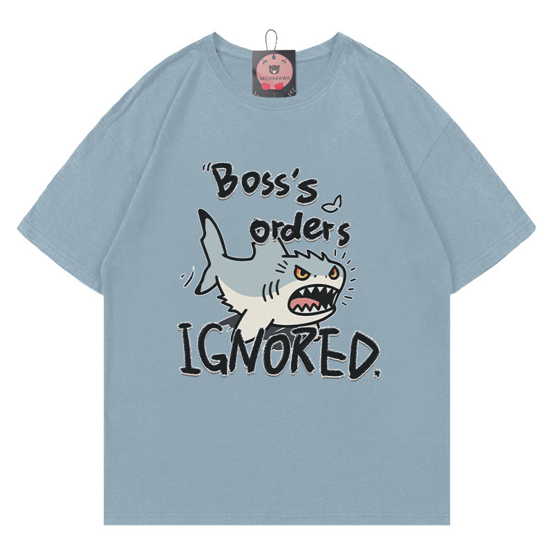 BOSS'S ORDERS IGNOREDサメの文字プリントModakawaTシャツ - Dusty Blue - 5XL - image 2