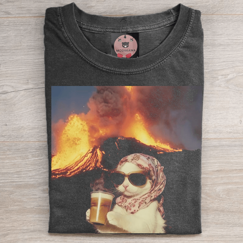 火山噴火のグラフィックが描かれたコーヒーを飲む猫のユニセックスヴィンテージウォッシュTシャツ - Black - 5XL - image 1