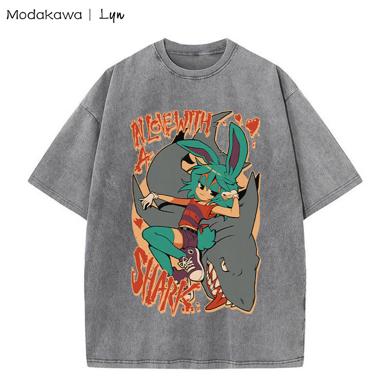 MODAKAWA X Lyn IN LOVE WITH A SHARK バニーガール シャーク グラフィック ユニセックス ヴィンテージ ウォッシュド Tシャツ - Grey - 5XL - image 1