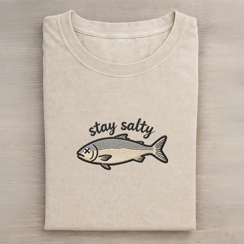 STAY SALTY デッドフィッシュ グラフィック ユニセックス ヴィンテージ ウォッシュド Tシャツ - Apricot - 5XL - image 1