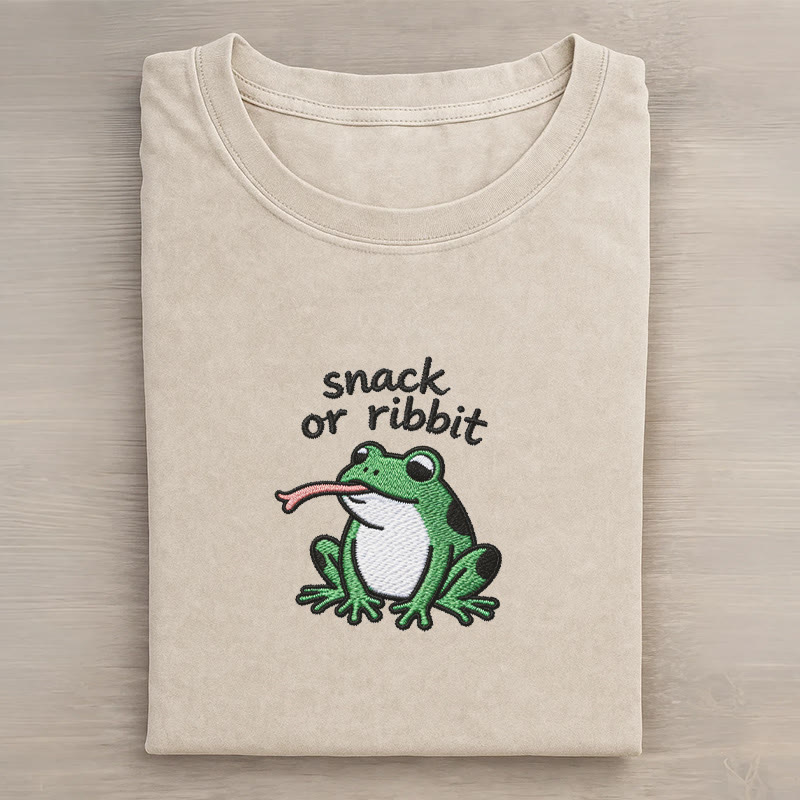SNACK OR RIBBIT カエルグラフィック ユニセックス ヴィンテージ ウォッシュド Tシャツ - Apricot - 5XL - image 1