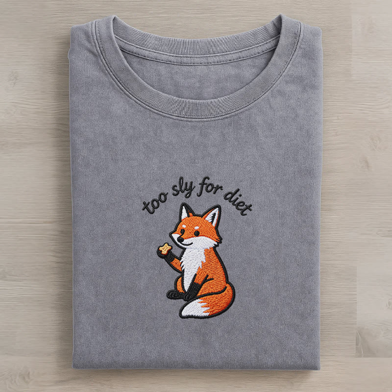 TOO SLY FOR DIET イーティングフォックスグラフィック ユニセックス ヴィンテージウォッシュTシャツ - Grey - 5XL - image 1
