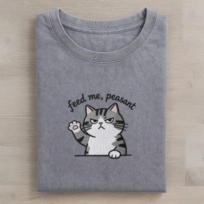 FEED ME, PEASANT 猫の足跡グラフィック ユニセックス ヴィンテージ ウォッシュ加工 Tシャツ - Grey - 5XL - image 1