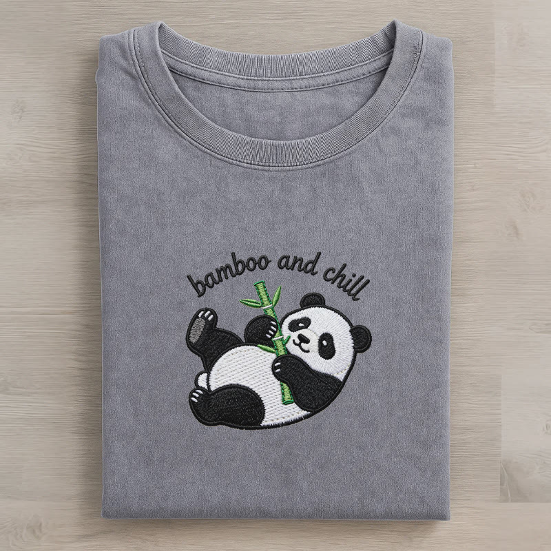 BAMBOO AND CHILL パンダグラフィック ユニセックス ヴィンテージウォッシュTシャツ - Grey - 5XL - image 2