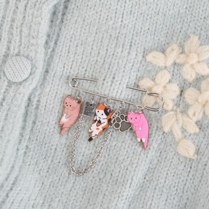 かわいい猫の安全ピンブローチ - バッグ、セーター、ギフトに最適な、猫と肉球のかわいい幸運のお守り - あ - フリー - image 1