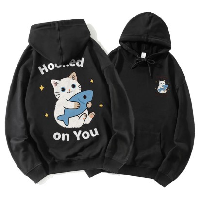 魚を抱くキティのグラフィックカップルマッチングパーカー - Black A - 5XL - image 2