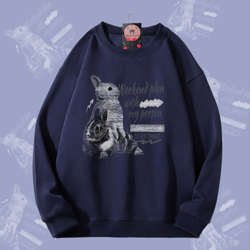 MODAKAWA WEEKEND PLAN WITH MY PERSON バニーグラフィック ユニセックス スウェットシャツ - Purplish Blue - 5XL - image 2