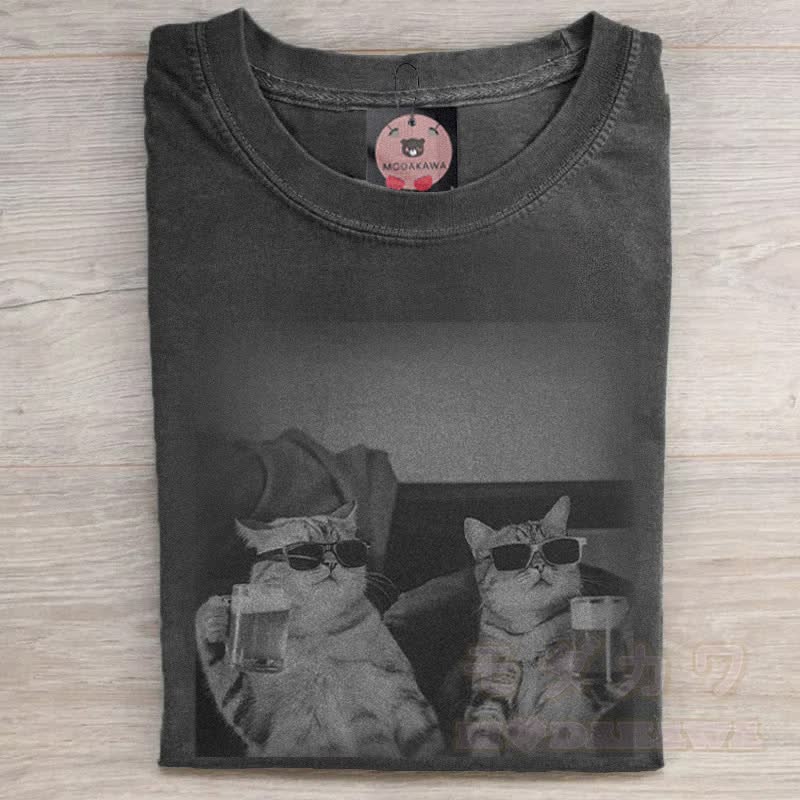 MODAKAWA ワインを飲む猫のグラフィック ユニセックス ヴィンテージ ウォッシュ加工 Tシャツ - 黒 - 5XL - image 1